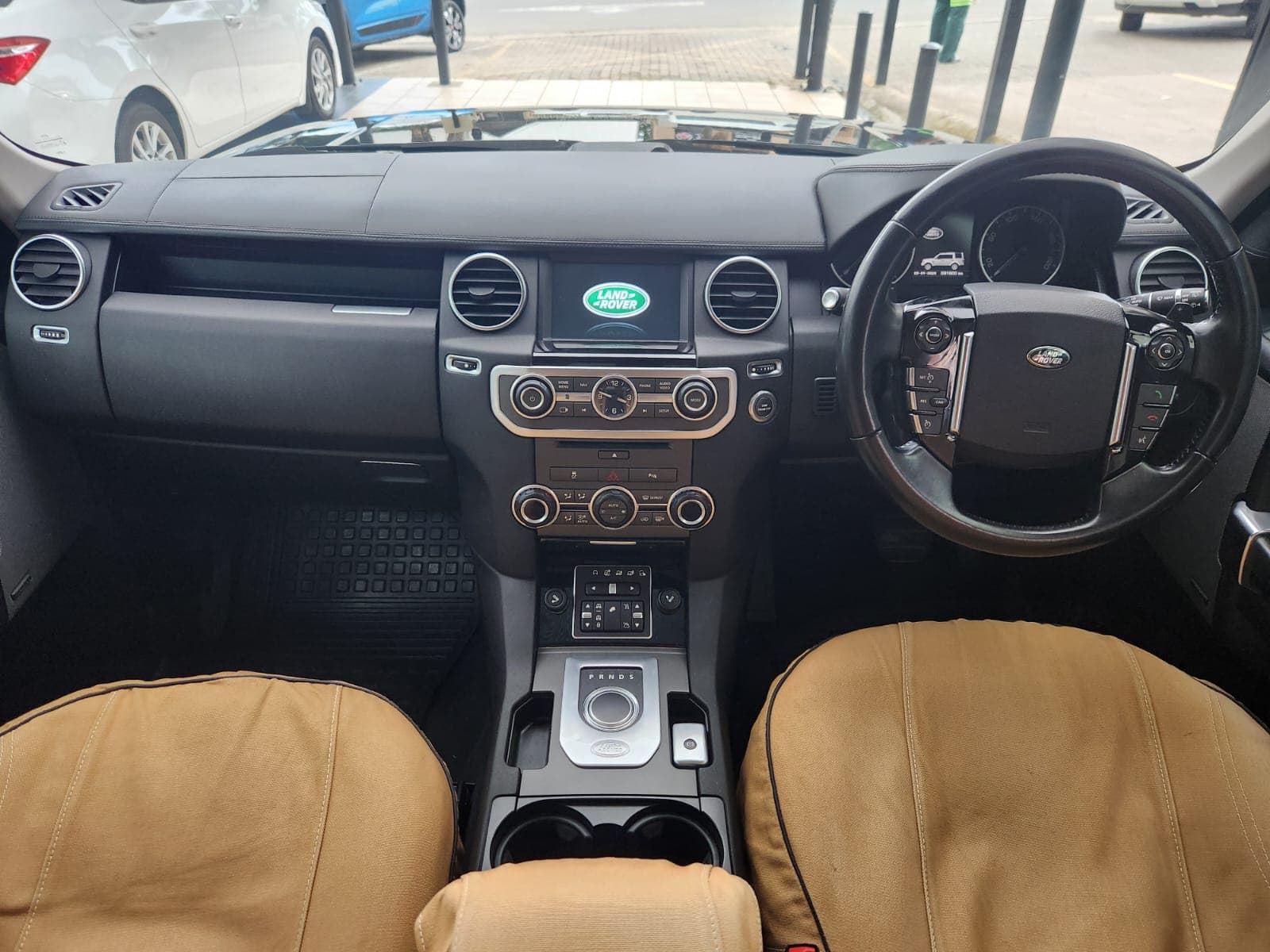 2016 Land Rover Discovery 4 3.0 SD V6 Landmark - view 2