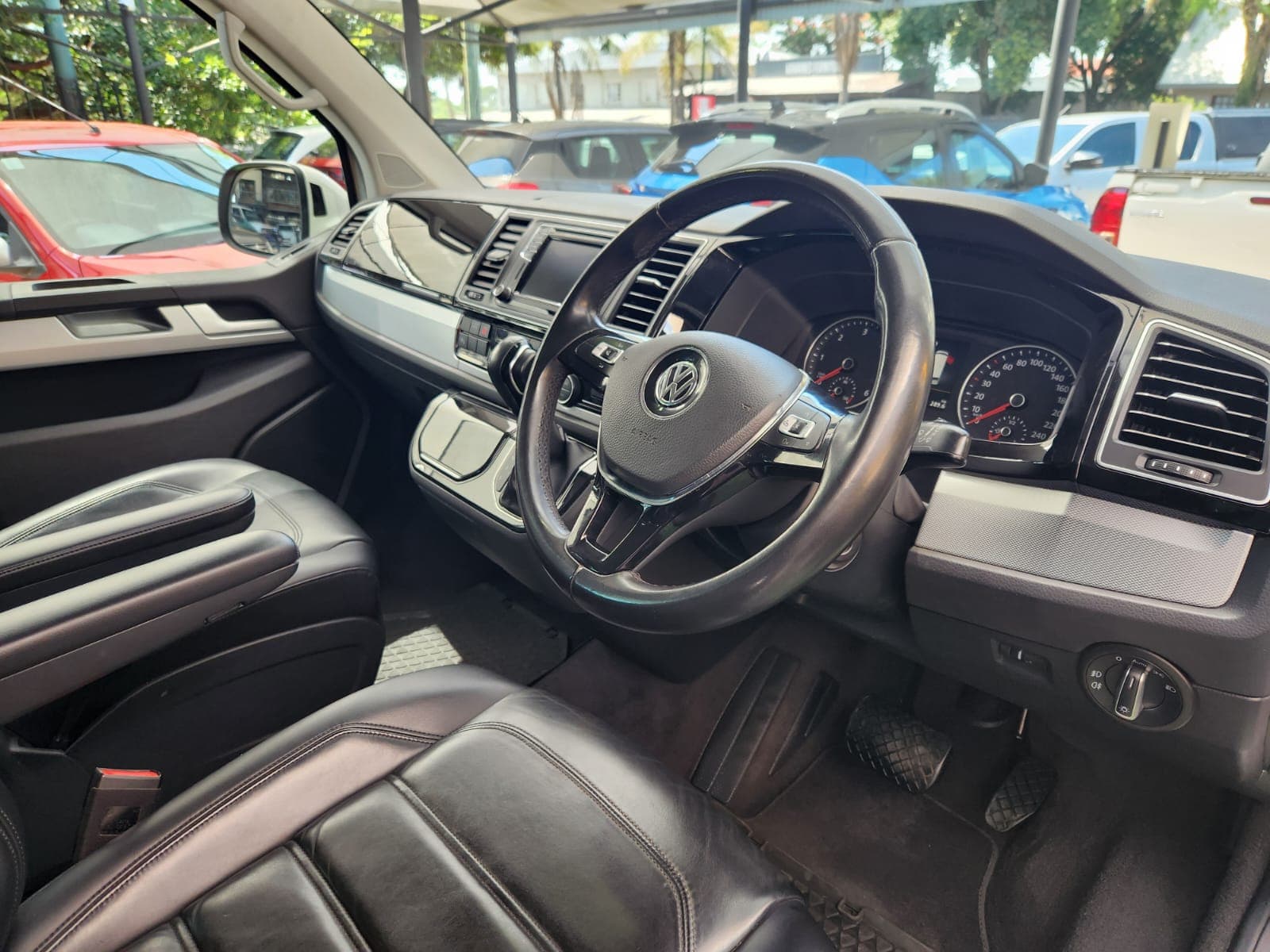 2017 Volkswagen Caravelle T6 2.0 BiTDI Highline Auto 4Motion - view 4