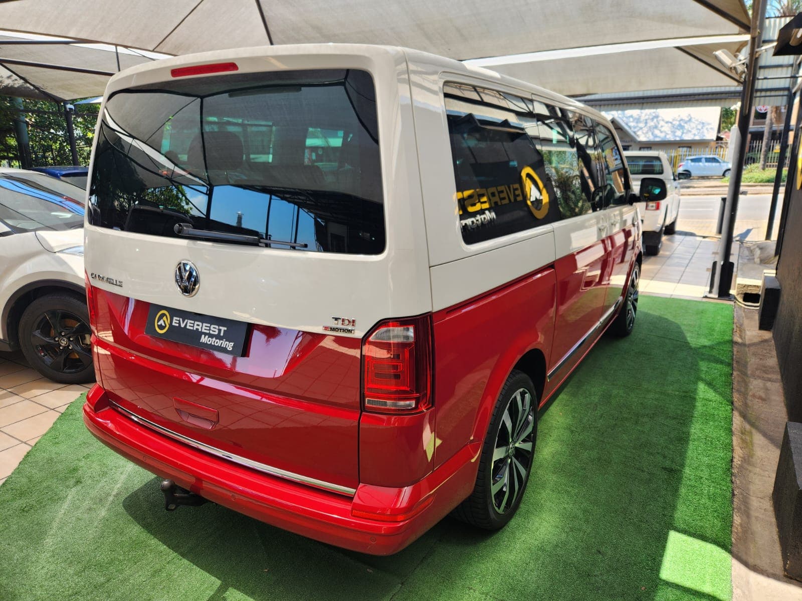 2017 Volkswagen Caravelle T6 2.0 BiTDI Highline Auto 4Motion - view 9